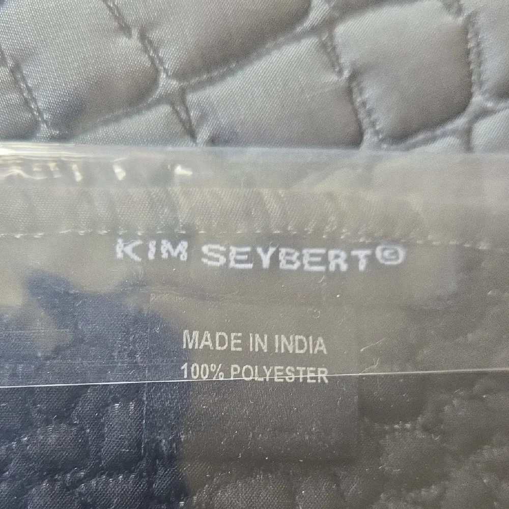 Kim Seybert Placemat , Set of 7 Gray Crocodile Pattern - Picture 3 of 3